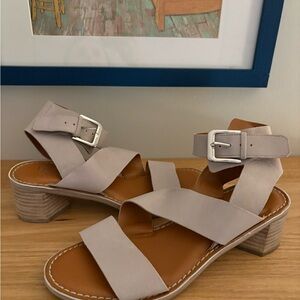 Elegant Women's Strappy Sandals with Chunky Heel - Gray